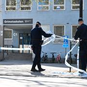 Arkivbild från polisinsatsen vid Grimstaskolan i västra Stockholm. 