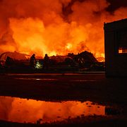 Brandmän arbetar med att släcka en brand i en lagerlokal i Kyiv på onsdagen.