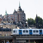 STOCKHOLM, SVERIGE 20250808
Ett tunnelbanetåg passerar en välkänd skyline av hus på Södermalm i Stockholm.
Foto: Fredrik Sandberg / TT / Kod 10080