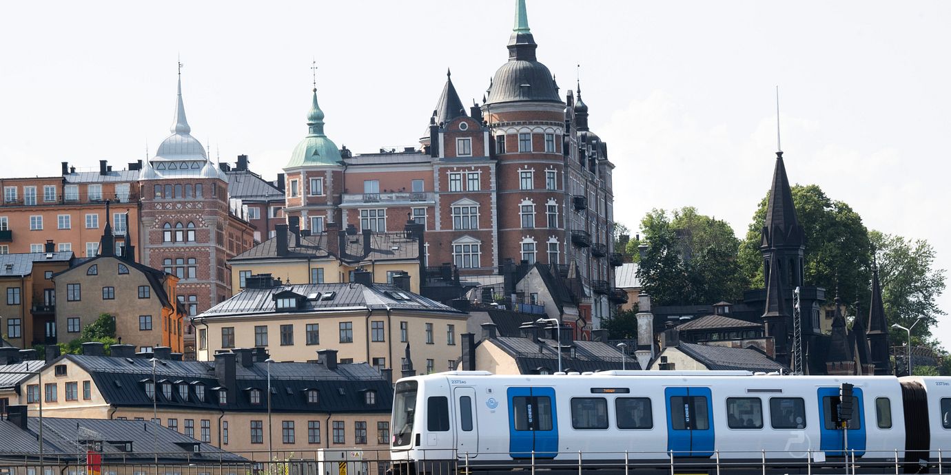 STOCKHOLM, SVERIGE 20250808
Ett tunnelbanetåg passerar en välkänd skyline av hus på Södermalm i Stockholm.
Foto: Fredrik Sandberg / TT / Kod 10080