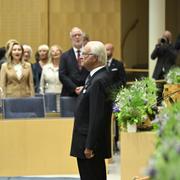 Kung Carl XVI Gustaf förklarar Riksmötets öppnat i riksdagens kammare.