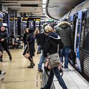 Resenärer kliver på och av ett tunnelbanetåg vid Slussen i Stockholm, arkivbild.