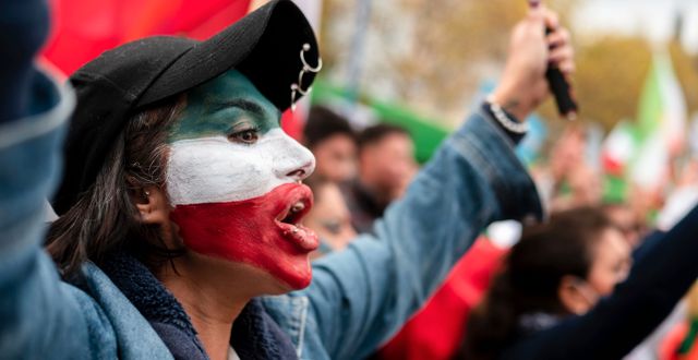 Kvinna under protest i Tyskland mot iranska regimen. Marius Becker / AP