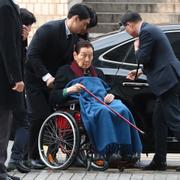 Shin Kyuk-Ho utanför domstolen i Seoul