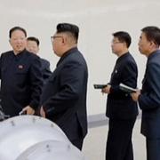 Kim Jong-un inspekterar vad som skulle kunna vara en vätebomb.