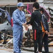 Shinzo Abe på plats i Kumamoto.