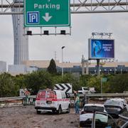 Israelisk polis inspekterar skadorna efter robotattacken nära Ben Gurion-flygplatsen tidigare på söndagen. 