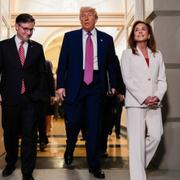 Donald Trump tillsammans med talmannen Mike Johnson och kongresspolitikern Lisa McClain, maj 2022. 
