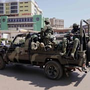 Soldater i Uganda patrullerar gatorna i Kampala i samband med valet. 