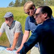 Christer Bjöhle, Urban Gärdek och Tobias von Braun framför den gamla tippen där sökandet genomfördes.