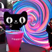 En maskot för den Alibaba-ägda e-handelssajten Tmall gör reklam för Singles day 2017 i Peking.