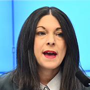 Teresa Carvalho (S) och en bild från rättegången mot de två läkarna som åtalades och senare friades för mordet på Catrine da Costa.