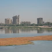 Låga vattennivåer i Tigris med Bagdad i bakgrunden. Bilden är från 2022.