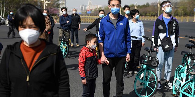 Människor nära Tiananmen-torget i Peking.  GREG BAKER / TT NYHETSBYRÅN