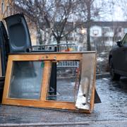  Under natten skedde en explosion utanför en fastighet i Farsta i södra Stockholm. Under morgonen jobbade hantverkare med dörren på adressen.
