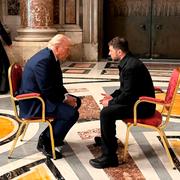 USA:s Donald Trump och Ukrainas Volodymyr Zelenskyj under mötet i Vatikanen, 26 april. 
