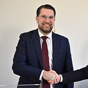 På en pressträff den 1 april meddelade Ulf Kristersson att M släpper in SD i regering vid en eventuell valvinst i höst.